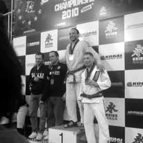 Olivier sur la première marche du podium aux championnats d'Europe 2010, en ceinture marron