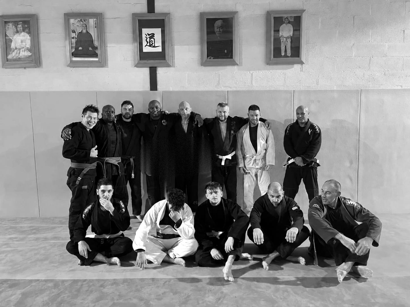 Photo de groupe en kimono sur les tapis du dojo